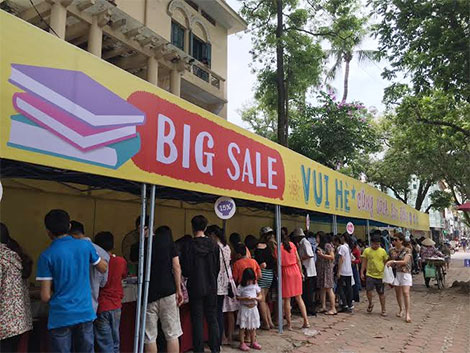 Chen chân mua sách đầu hè