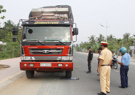 Nâng cao trách nhiệm của địa phương trong việc xử lý xe quá tải