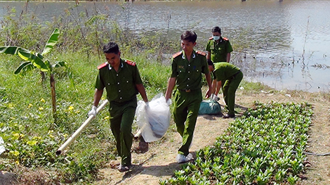 Người đàn ông bị chết dưới hồ với nhiều cục đá buộc vào người
