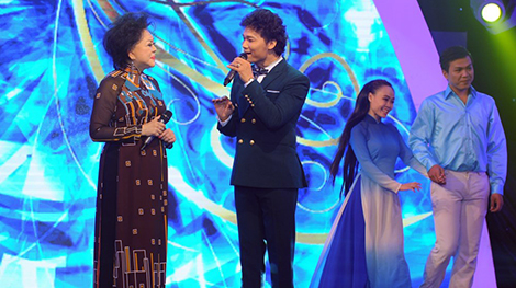 Khán giả rưng rưng lệ trong đêm nhạc tôn vinh “vua nhạc sến” Vinh Sử