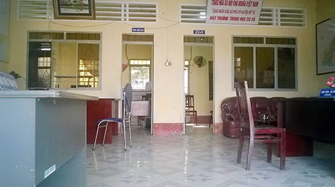 Hoạt động của xã tạm ngừng… để cán bộ nhậu