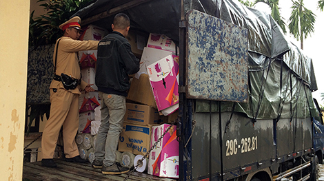 CSGT bắt giữ 1 xe tải hàng lậu