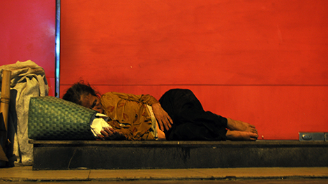 Người đàn bà nhặt rác và hành trình tìm con nơi xứ người