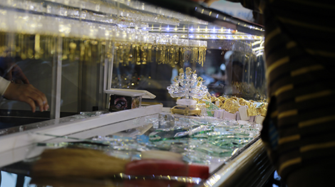 Vờ mua rồi đập tủ kính cướp hơn 10 lượng vàng