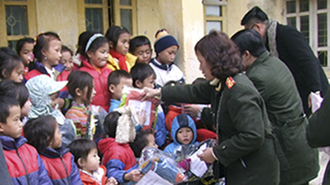 Công an tỉnh Thanh Hóa tặng quần áo ấm cho đồng bào vùng cao