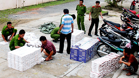 Tài xế chở 15.000 bao thuốc lá lậu bỏ trốn khi gặp Công an