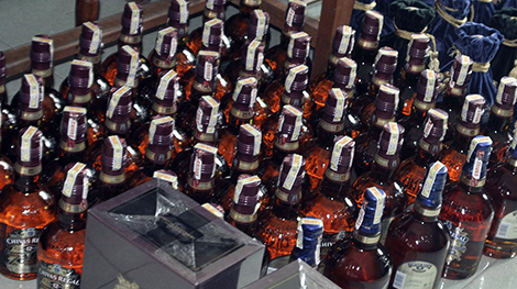 Phát hiện "kho" rượu ngoại cực khủng trong lô hàng của nhân viên ngoại giao