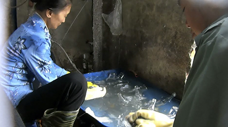 Hé lộ công nghệ làm rượu giả từ vựa ve chai lớn nhất Hà thành