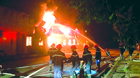 Lính cứu hỏa và cuộc chiến “giành lại cái còn trong cái mất”