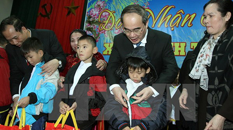 Đồng chí Nguyễn Thiện Nhân tặng quà Tết 200 hộ nghèo