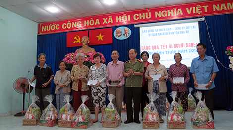 Những món quà nghĩa tình đến với người dân và CBCS có hoàn cảnh khó khăn