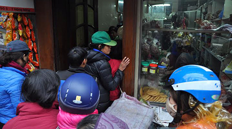 Người dân xếp hàng mua bánh chưng Tết