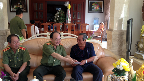 Thứ trưởng Bùi Quang Bền thăm, chúc Tết gia đình các đồng chí nguyên lãnh Tổng cục, Ban An ninh Trung ương Cục miền Nam