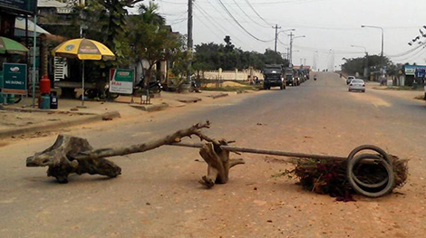 Bị bụi tra tấn, người dân lập hàng rào chặn xe