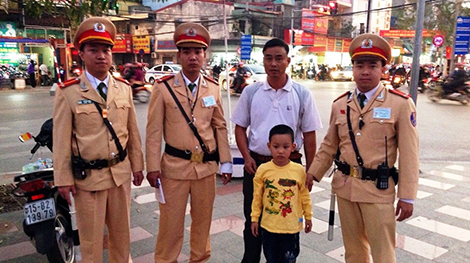 Cảnh sát giao thông đưa cháu bé lạc đường về với gia đình