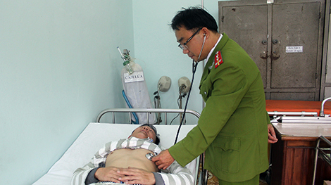 Sự hy sinh thầm lặng của người lính mặc áo blouse trắng