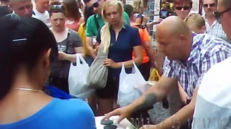 Triệt phá băng đảng chuyên móc túi du khách khi thăm tháp Eiffel