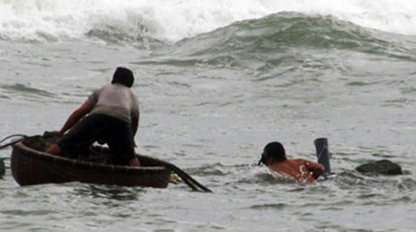 Cứu sống 5 ngư dân trên thuyền thúng trôi dạt 2 ngày trên biển