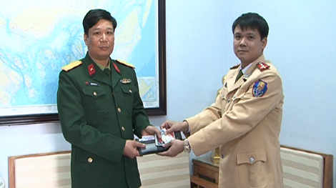 Cán bộ Công an nhặt được của rơi, trả lại người mất