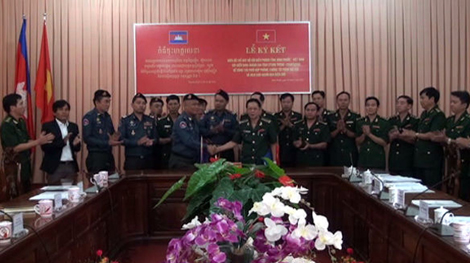 Tỉnh Bình Phước và tỉnh StungTreng (Campuchia) ký kết phòng chống tội phạm biên giới