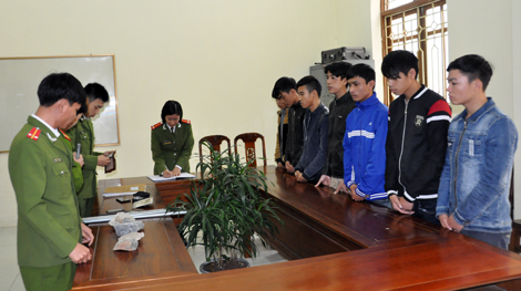 Bắt nhóm đối tượng gây ra hàng chục vụ ném kính xe ôtô