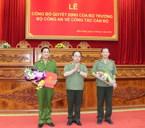 Công bố các quyết định về công tác cán bộ Công an hai tỉnh Hậu Giang và Bạc Liêu