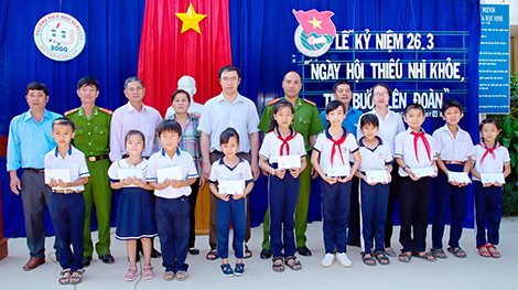 Đồn Công an KCN Suối Dầu và 6 doanh nghiệp tặng quà học sinh nghèo hiếu học