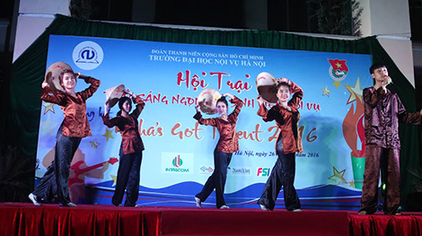 Sinh viên Trường ĐH Nội Vụ làm nóng khán phòng với những tiết mục văn nghệ sôi động