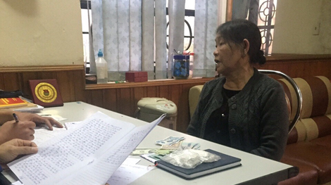 "Mẹ già" ma túy "cãi lật cối đá" khi bị bắt