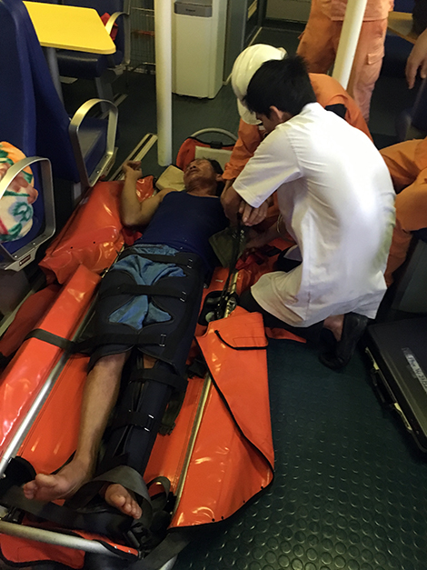 Một ngư dân bị gãy chân khi đang lao động trên biển