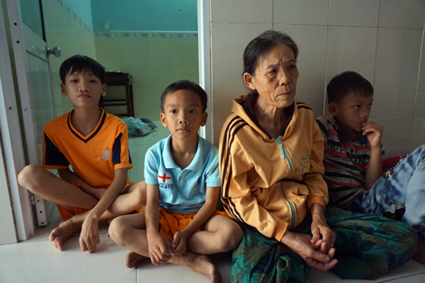 Xót xa bà nội già yếu nuôi 4 cháu mồ côi