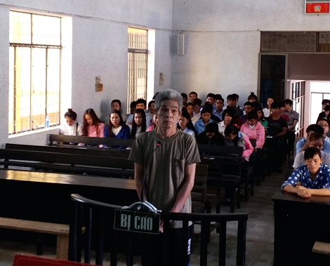 Nghi ngờ vợ ngoại tình, chồng đâm chết vợ rồi tự sát bất thành