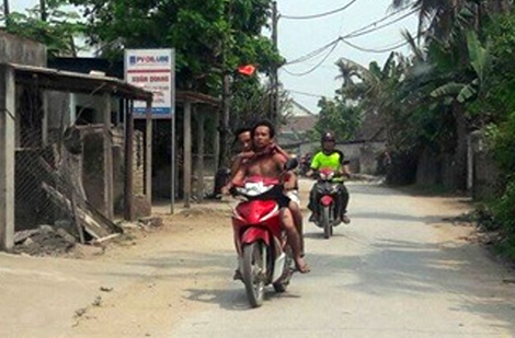 Dùng dao khống chế con tin trên xe máy