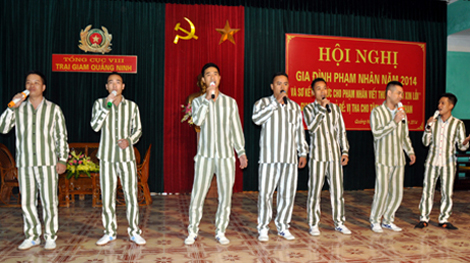 Tổ chức hội diễn văn nghệ cho phạm nhân