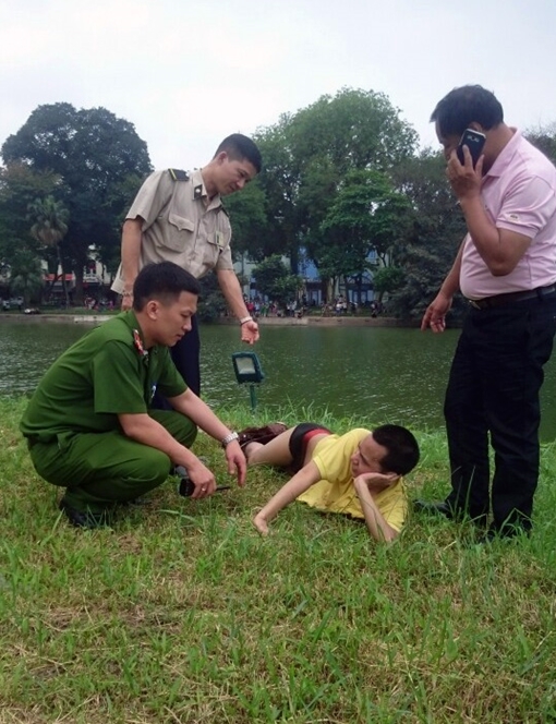 Ảo là nàng tiên cá, nam thanh niên “phơi mình” bên Tháp Rùa