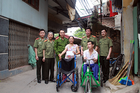 Bộ trưởng Tô Lâm tặng quà cho vợ chồng người bán chổi khuyết tật