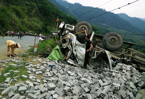 Xe tải lật nghiêng, 3 người tử vong