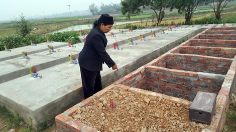 Vợ chồng già xây nghĩa địa hài nhi