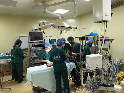 Bé gái 18 tháng tuổi được mổ nội soi chỉ một vết mổ qua rốn điều trị nang ống mật chủ