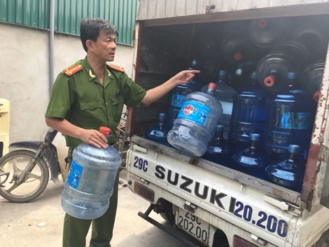 Dùng axit tẩy bình rồi đem bán nước lọc đóng chai