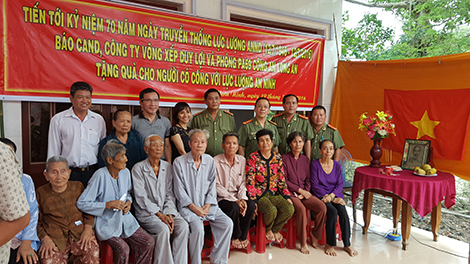 Tặng quà người có công và học sinh nghèo