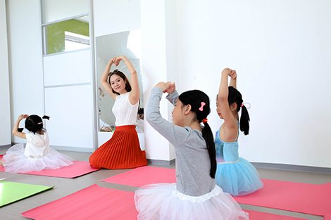 Thanh Thúy dạy múa cho trẻ em tại Czech