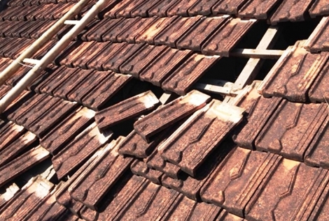 Nhà dân bị tốc mái nghi do máy bay cất cánh