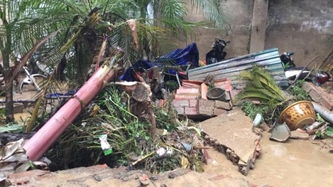 Vỡ đập Huổi Củ, hàng trăm người thoát chết trong gang tấc