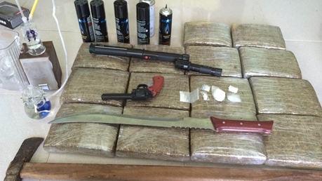 Triệt phá "đại lý" ma túy “khủng”, thu giữ 14 bánh cần sa cùng vũ khí ở cố đô