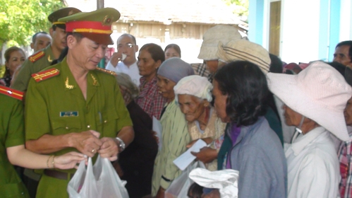Tặng quà bà con có hoàn cảnh khó khăn huyện Bác Ái