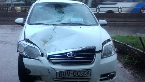 Hàng chục người dân truy đuổi xe ô tô gây tai nạn rồi bỏ trốn