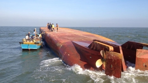 Tàu 2000 tấn bị sóng đánh chìm, 5 thuyền viên mất tích