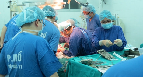 (KỲ TÍCH) Ghép tim thành công cho một người cận kề cõi chết
