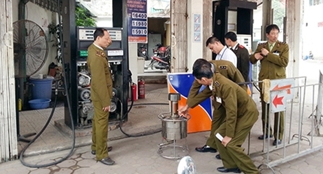 Bắt khẩn cấp 8 đối tượng ăn bớt xăng dầu bằng điều khiển từ xa